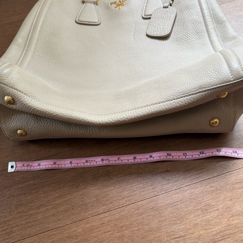 Prada vitello shopper tote bag in beige - Picture 5 of 10